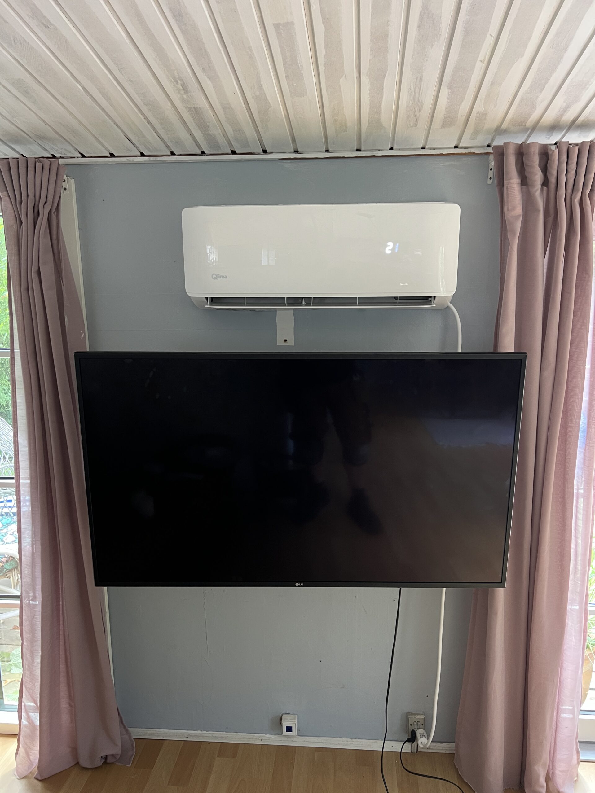 Qlima indedel over TV i et sommerhus.