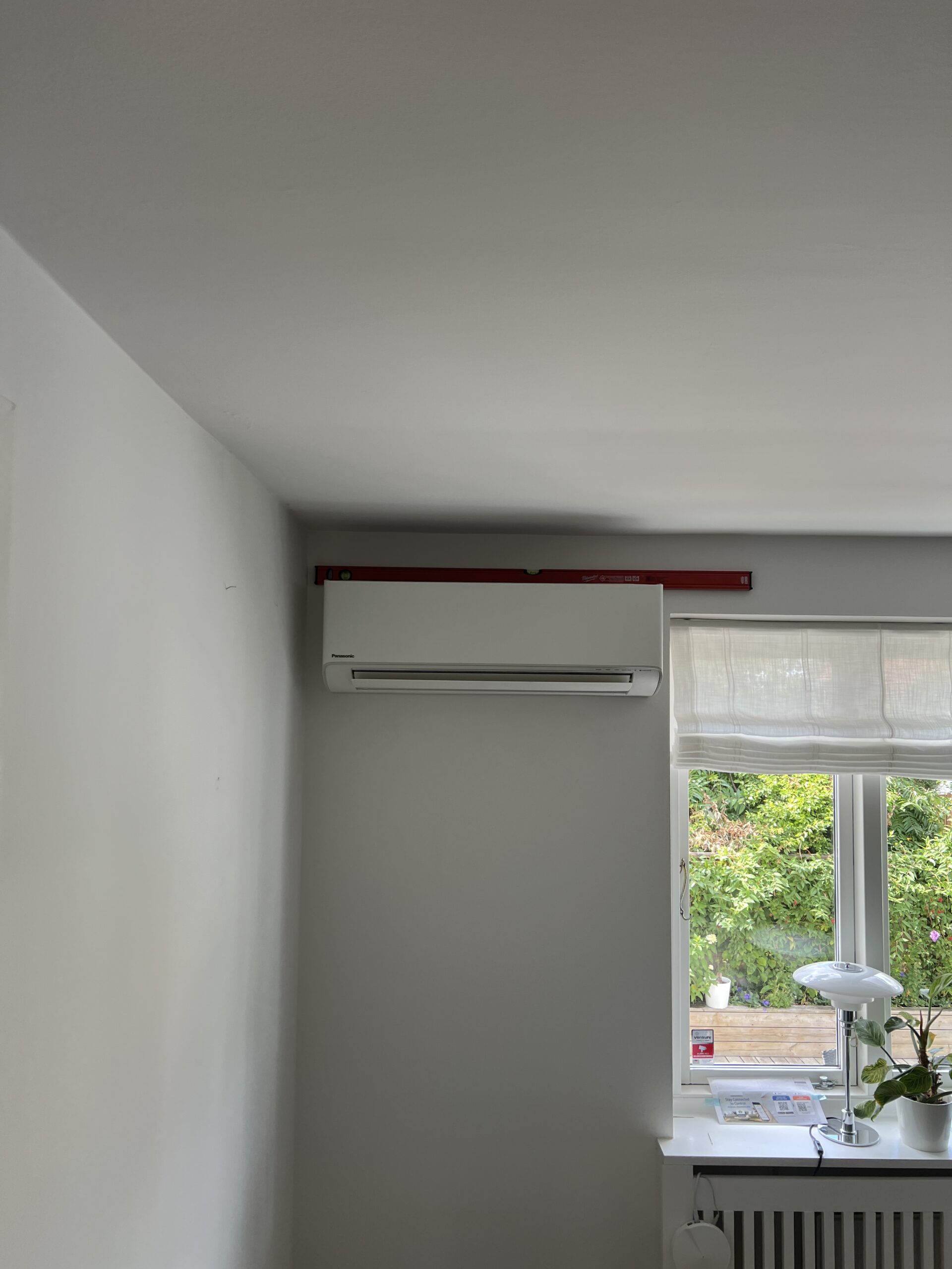 Panasonic indedel under montering ved vindue.