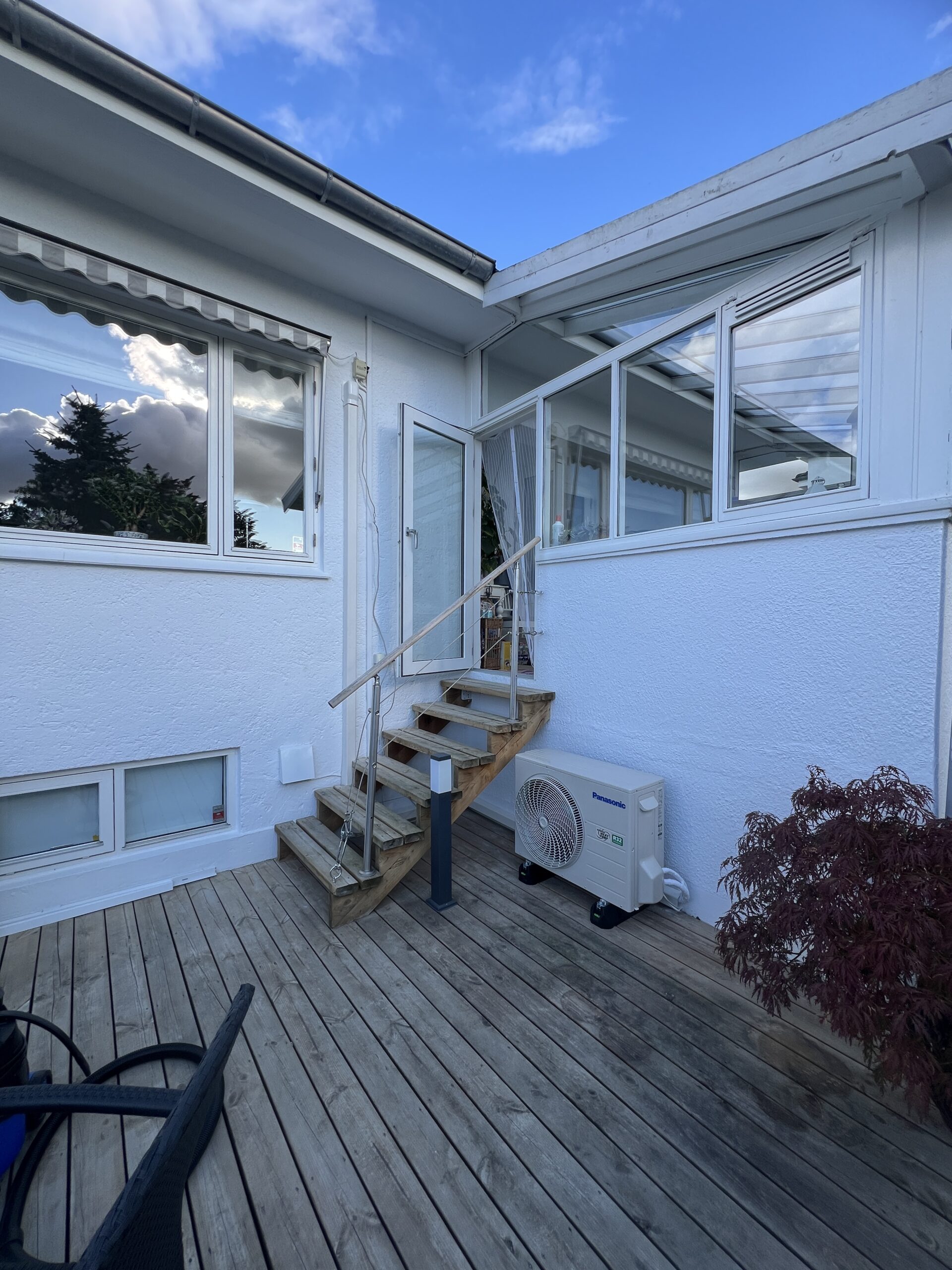 Panasonic varmepumpe udedel monteret ved terrasse